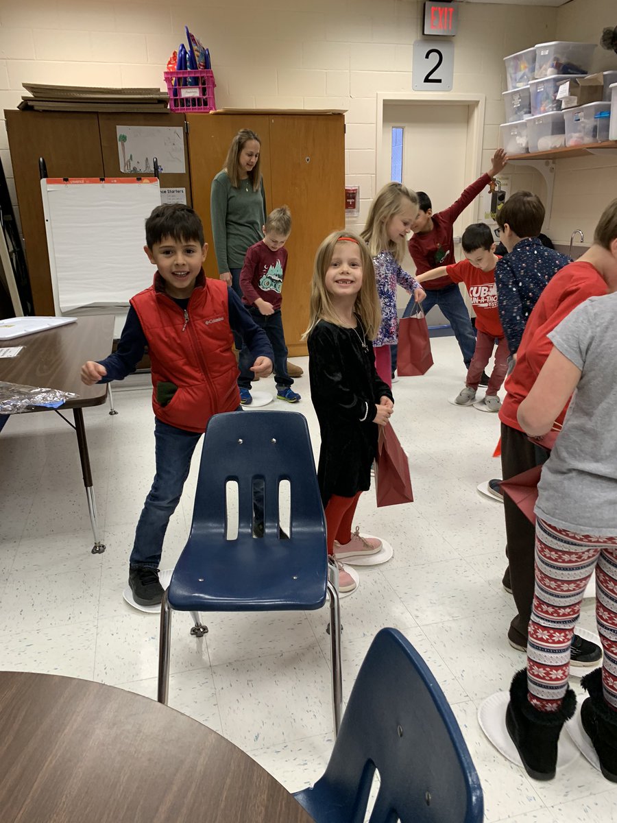 CubRunCongdon's tweet photo. Awesome winter party!! 🥳❄️ #FirstGradeRules #amazingvolunteers https://t.co/nItwZvSO1D