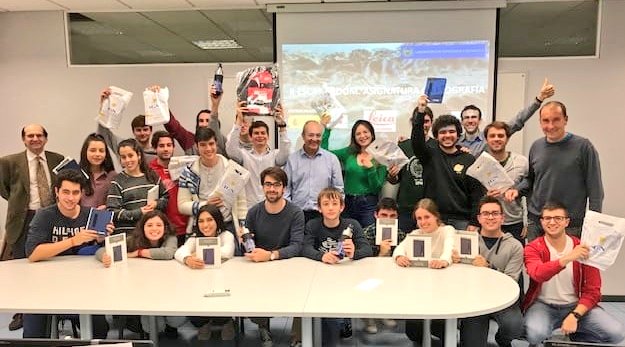srgalvarez's tweet photo. Enhorabuena a todos los ganadores del II Escape Room de Topografía y Cartografía. Un lujo el equipo de profesores del Laboratorio de Topografía @caminosupm. Gracias @IGNSpain, @AllTerraIberica y @LeicaGeosystems por los regalos. Qué gran cierre de año! #SomosUPM https://t.co/DdPxxLASYc
