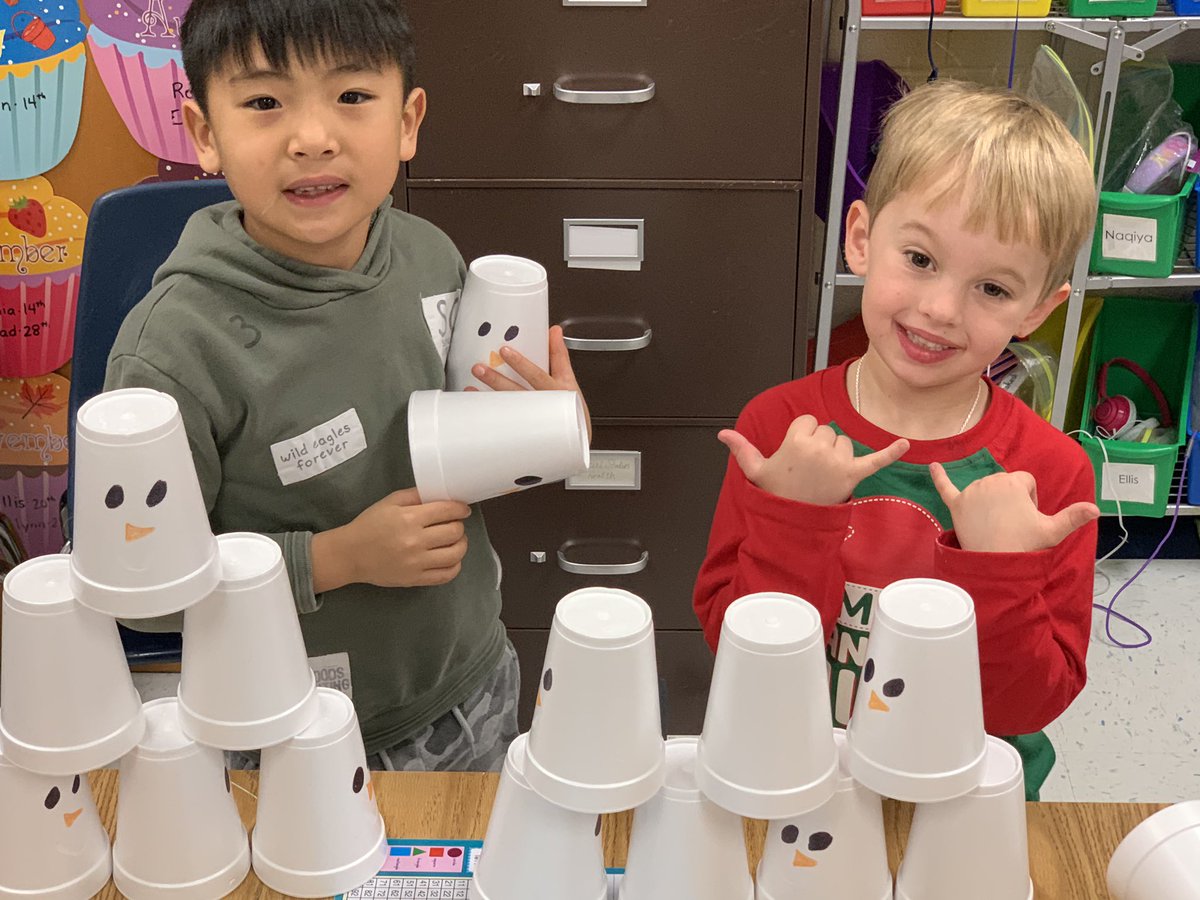 CubRunCongdon's tweet photo. Awesome winter party!! 🥳❄️ #FirstGradeRules #amazingvolunteers https://t.co/ARC6wQH3rv