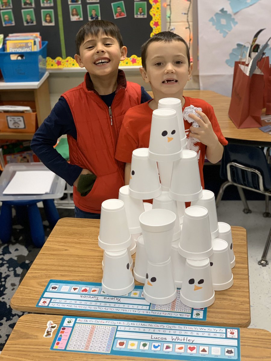CubRunCongdon's tweet photo. Awesome winter party!! 🥳❄️ #FirstGradeRules #amazingvolunteers https://t.co/ARC6wQH3rv