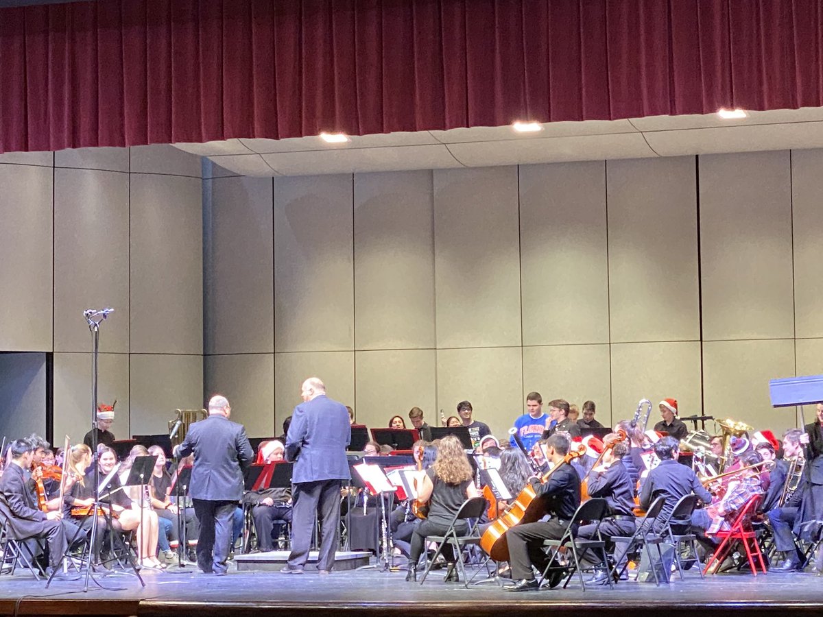 timothymwagner's tweet image. Time for the annual performance of “Sleigh Ride” — welcome back to our @USC_High_School alumni &amp;amp; to guest conductor, Athletic Director Dr. Deitrick! Academics meet the Arts meet Athletics — so proud of @USCSchools three As! @MusicUSC