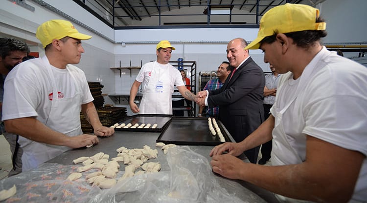 JuanManzurOK's tweet photo. Ahora las familias tucumanas podrán adquirir en estas Fiestas productos de panadería un 30% más baratos gracias al acuerdo que firmamos hoy con el Centro de Industriales Panaderos de Tucumán para reforzar una canasta navideña que esté al alcance de todos. https://t.co/PXkFlVYDBP