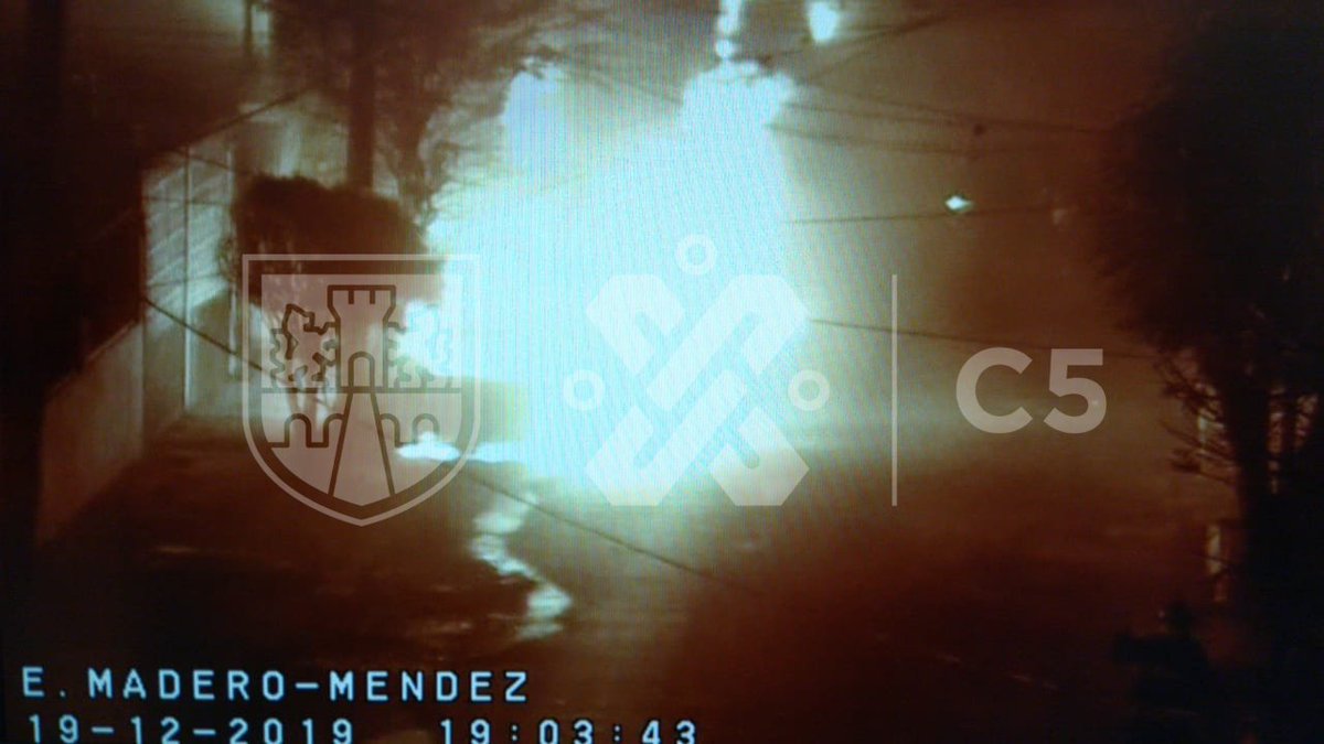 C5_CDMX's tweet photo. #Atención ⚠️ Servicios de emergencia trabajan por incendio en Subestación Eléctrica 🔥 sobre Emilio Madero y Marcos M. Méndez, colonia Zona Urbana Santa Martha Acatitla Norte, @Alc_Iztapalapa. #EvitaLaZona #911CDMX #C5 https://t.co/6AhriGAt8h