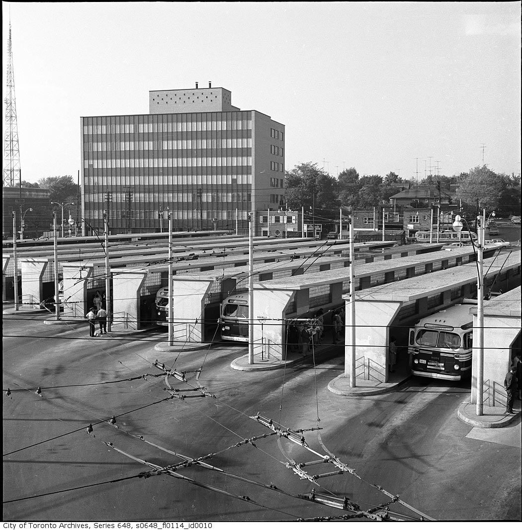 plg_and_poli's tweet photo. The bus terminal consisted of an east-west passageway connecting to the subway station, with stairs up to the individual bus platforms. The bus terminal closed in 2004. 2/2 https://t.co/kpUUeE4uK3