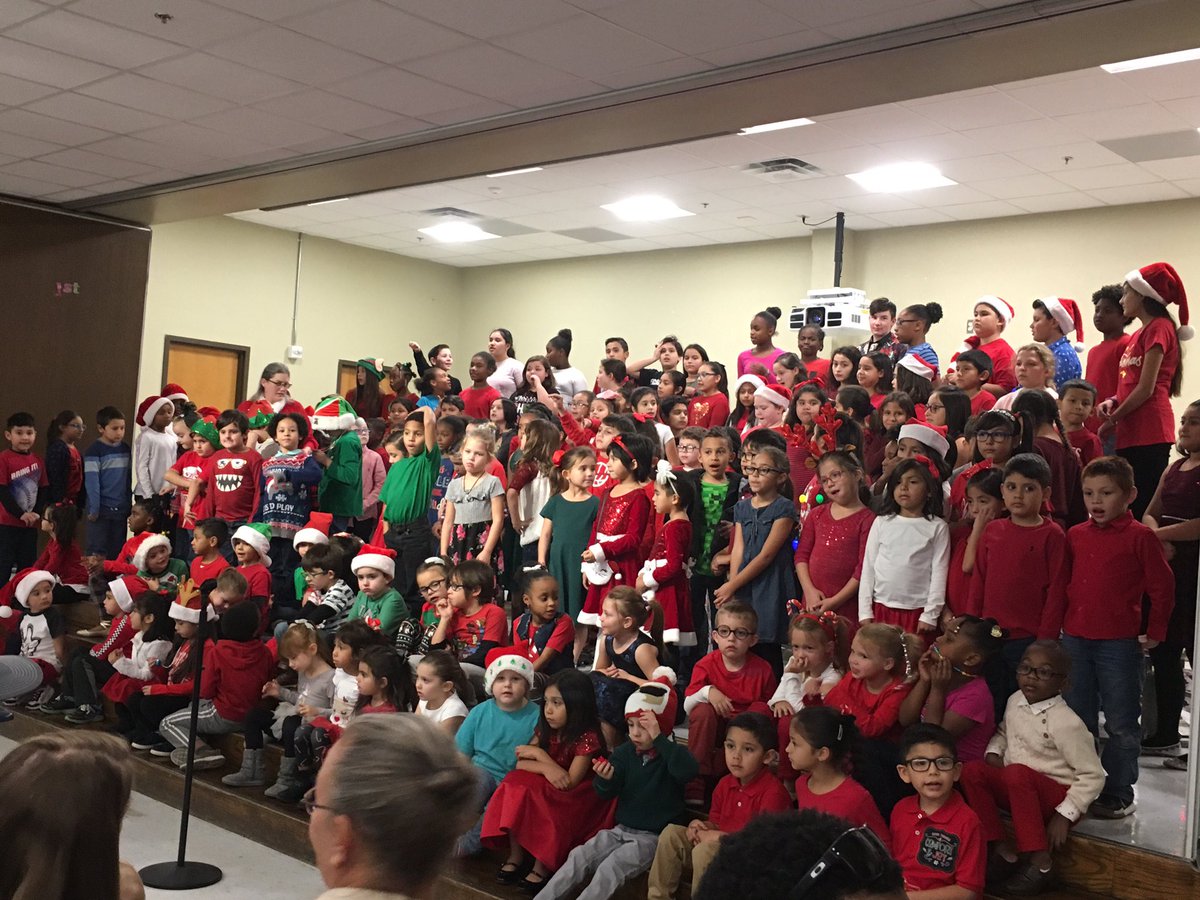 Mrsbsheffield's tweet photo. What a great turn out! Thank you @ReidMauree for organizing this! The kids had so much fun! #pvlionpride https://t.co/4qXo7KNUc4