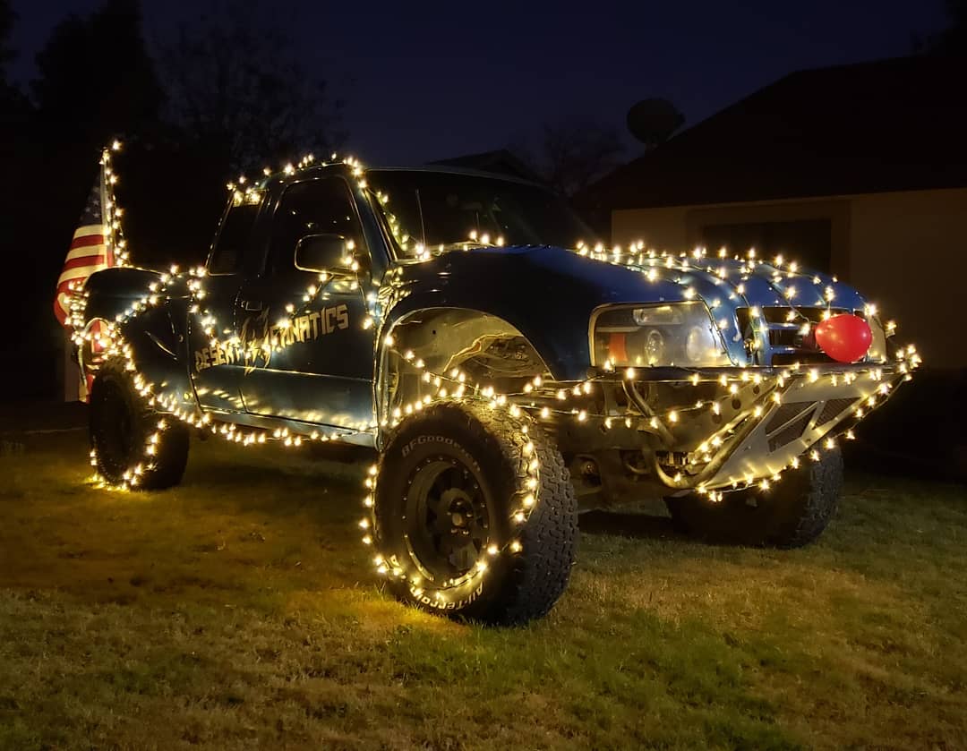 desertfanatics's tweet photo. Well never really got a chance to put lights up at the new house... But I have this big blank front lawn just begging for a light display. #DFRanger #Christmaslights #Ford #Ranger https://t.co/7nTg08ZL3J
