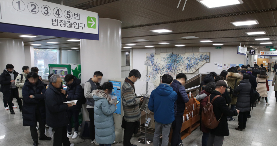 이번에도 재판부-검찰 기싸움은 치열했습니다. 검사들이 번갈아 변론 기회를 요청했는데, 재판부는 번번이 기각했습니다. ‘문제제기 기회’조차 못 얻은 검찰이 강하게 반발한 이윱니다.

bit.ly/2MbL3dh [“이의제기합니다” vs “앉으세요”...정경심 재판서 고성 오간 까닭]