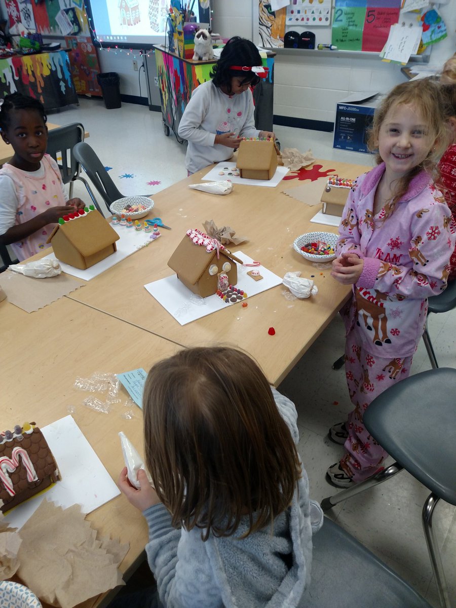LaneBolyardART's tweet photo. CRE Gingerbread decorating workshop to benefit the Dulles Food Pantry!  🌲❤ Such amazing creations and holiday fun! https://t.co/L9FAJikeJ2