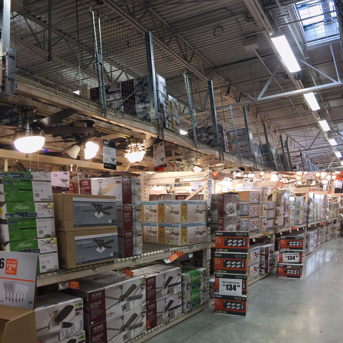 LeslieCruz915's tweet photo. Before & after pics above ceiling fans. 6 bays done today #onebayaday #keepthemshelvesfull @AngelSM_831 @Yeseniamagana10 @MarkMendozaTHD @MRSSAHD @NickGalvan8572 @FreightHd8572 @KangabooBarbara @EstherArmas1 https://t.co/Qo6zA83olR