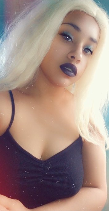 Black lipstick or lip gloss? 😋 https://t.co/jXLlkFeILz