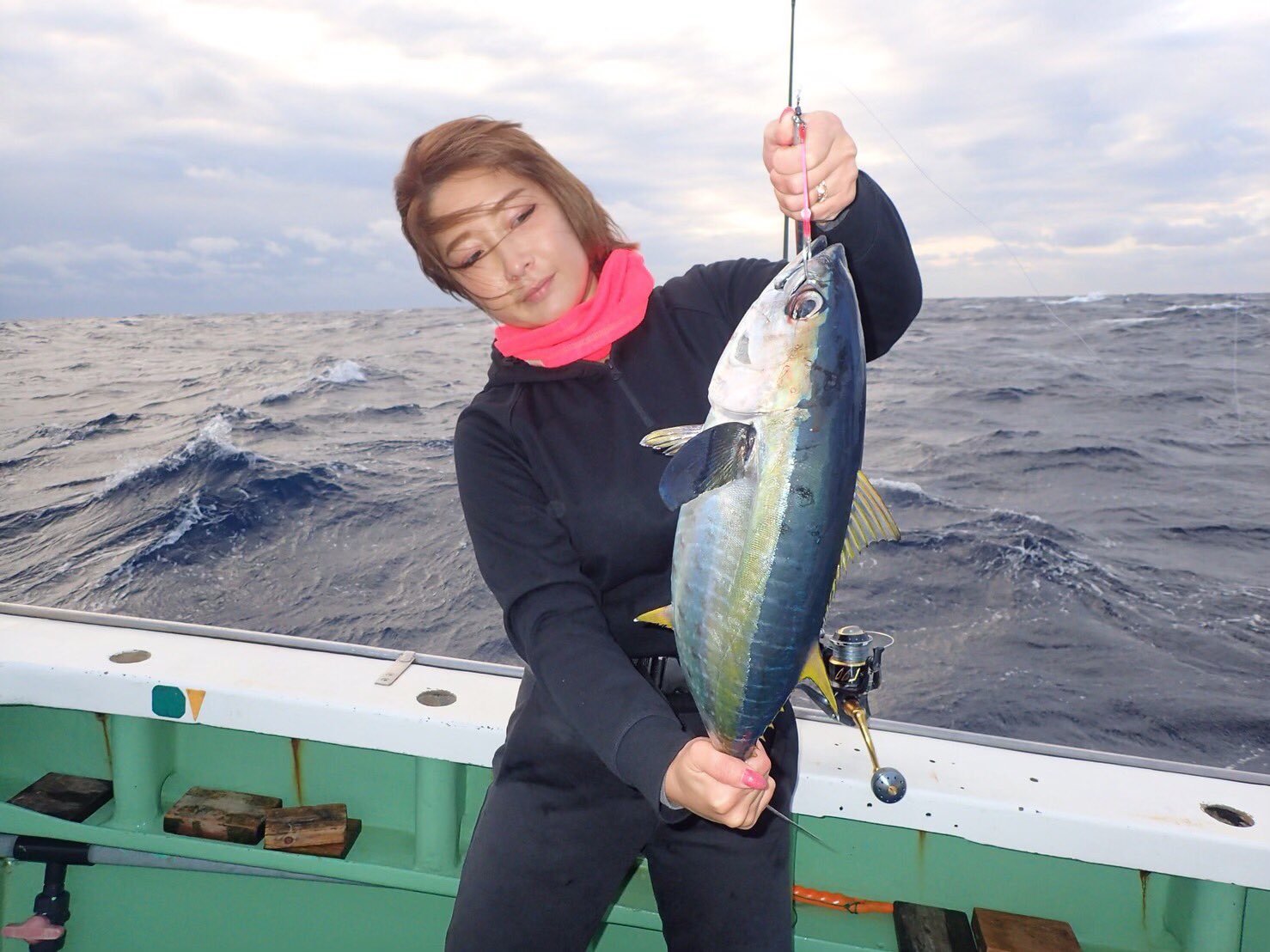 Maririn ぐっもーにん まだ陸酔いが治まりませんww昨日ゲロ吐きながら何とか釣れた1本 普通のキハダ釣った時より嬉しかった この後再起不能にwww 銭洲 ジギング 船酔い ゲロ酔い シケ ウネリ T Co 3wksslsxdq Twitter