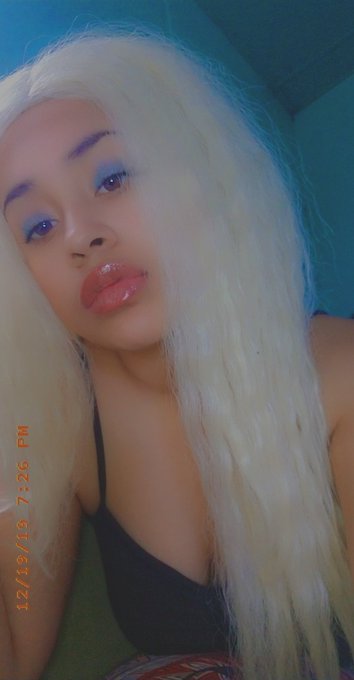 Black lipstick or lip gloss? 😋 https://t.co/jXLlkFeILz