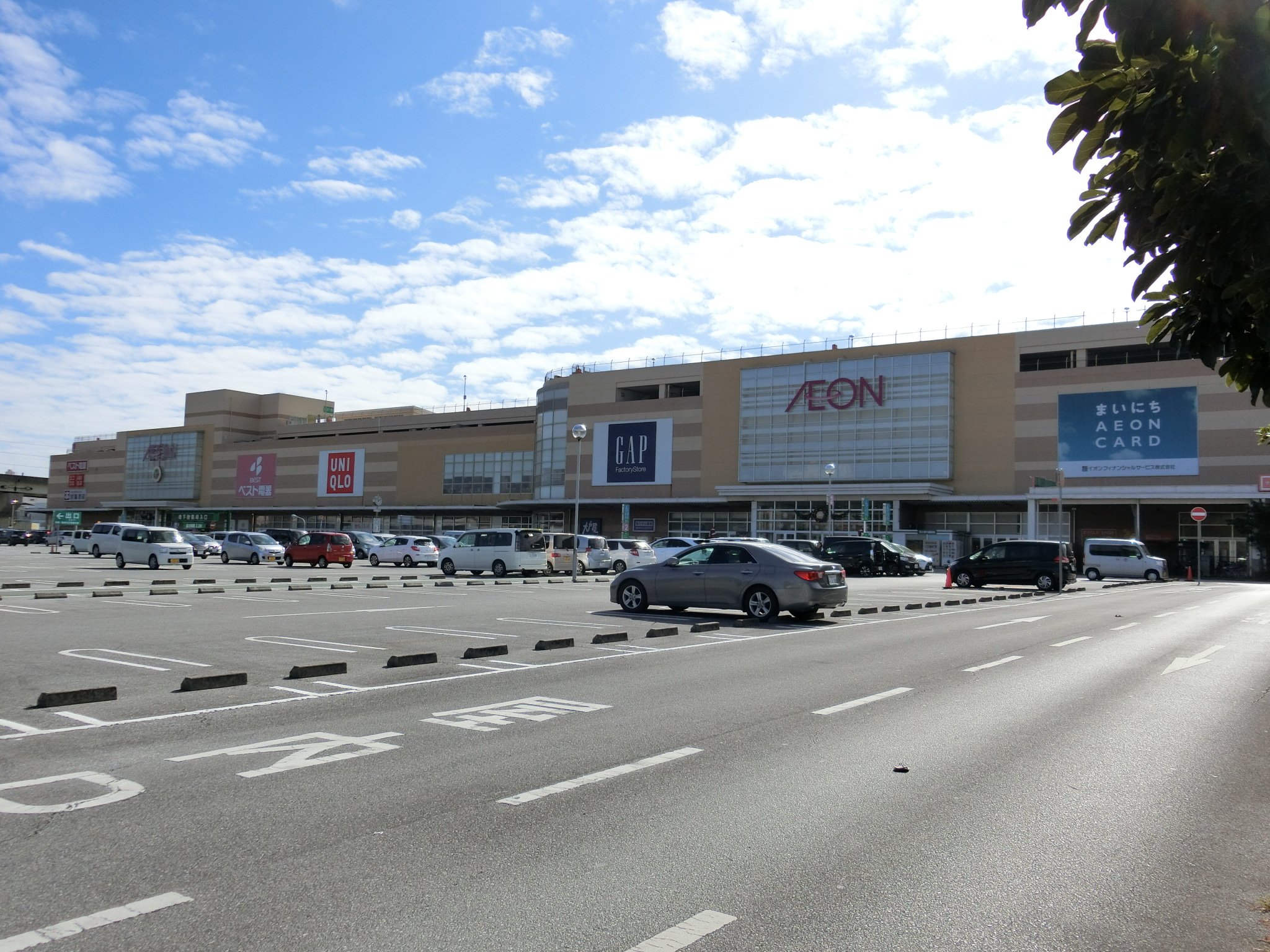 313系3000番代 イオン巡り イオン巡り イオン南風原 沖縄県島尻郡南風原町 沖縄県最南端の元ジャスコのイオン 売場は２階まであり 直営売場と小規模な専門店街からなっており イオン具志川と同様に ミニイオンモール な雰囲気が感じられる