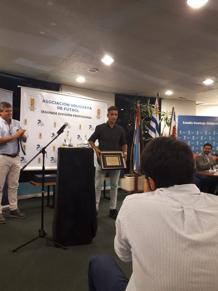 Cristian "Quique" Olivera recibe la premiación al jugador revelación del Torneo de Segunda División