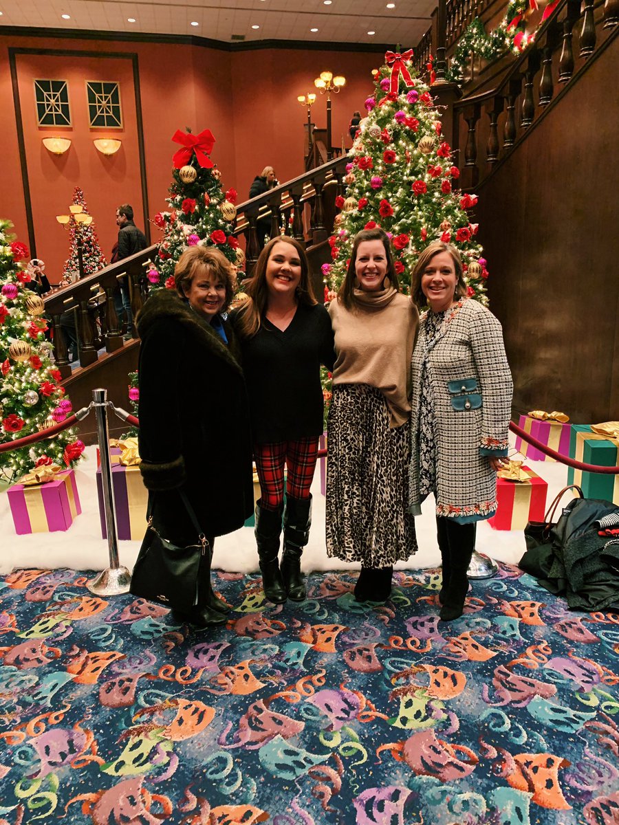 gries2011's tweet photo. Mother/Daughter Christmas celebration to see @PTXofficial for the 8th time!! 🎄❄️❤️ 
#APTXChristmasTour2019
#APTXChristmasTourCHI https://t.co/zk4X1Dh3i5