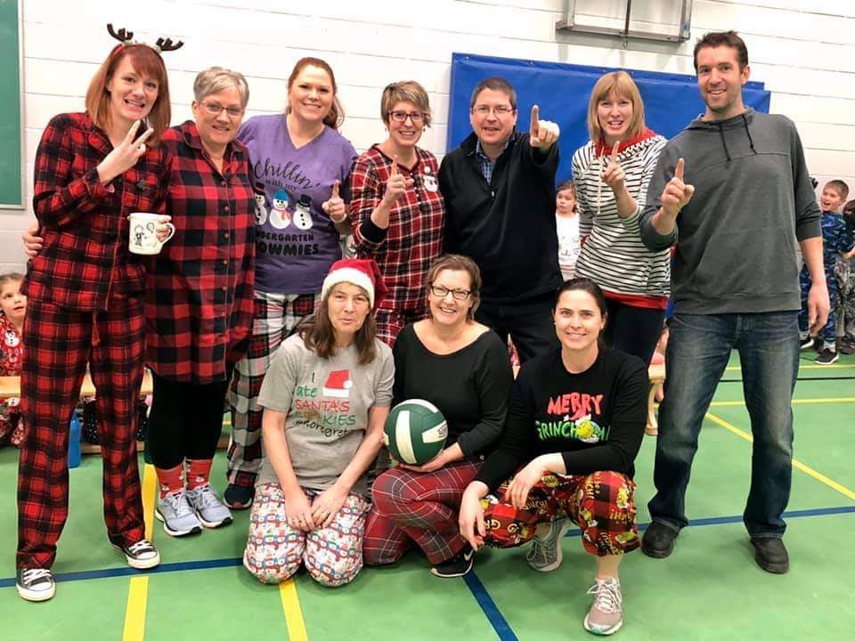 nadinesenack's tweet photo. Annual @Beachburg_PS Christmas Week Staff vs Students Volleyball games today AND my first time joining the "team"! Not all but most of us are in this team photo! @RCDSB @JenPhelan5 #outofmycomfortzone #butItried #anditwasfun #laughtertrulyisthebestmedicine β€οΈπππ
π¦π€Ά https://t.co/VFEFmm1rc5