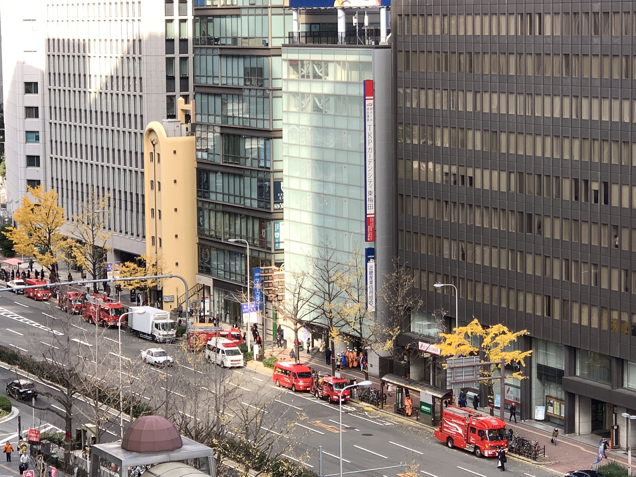 東梅田駅に緊急車両が集結している画像