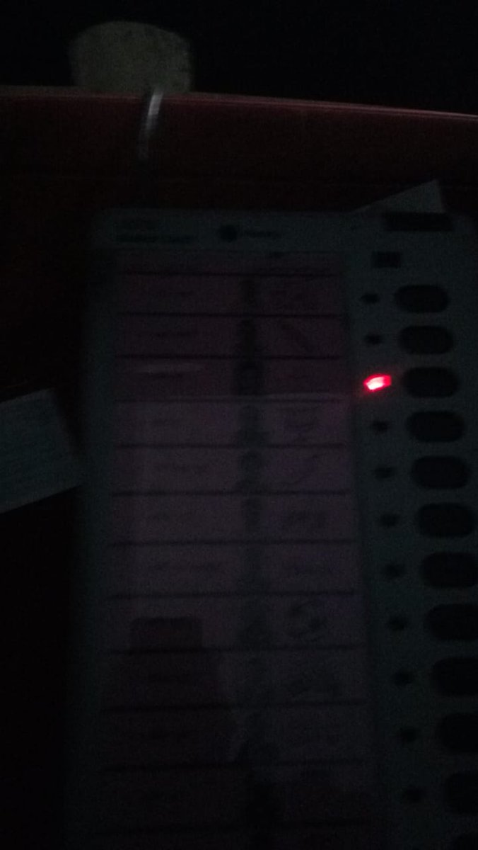HemantSorenJMM's tweet photo. और कितने दिन जनता को अंधेरे में रखेगी भाजपा! समझ से परे है कि पोलिंग अधिकारियों द्वारा लोगों को अंधेरे में वोट डालने को विवश किया जा रहा है। 
.@DCDumka से मेरा आग्रह है इस अति संवेदनशील मुद्दे पर तुरंत संज्ञान लेकर उचित कार्यवाई करे। बूथ 130/131 जामा विधानसभा की घटना। @ECISVEEP https://t.co/tAylQlvnjS