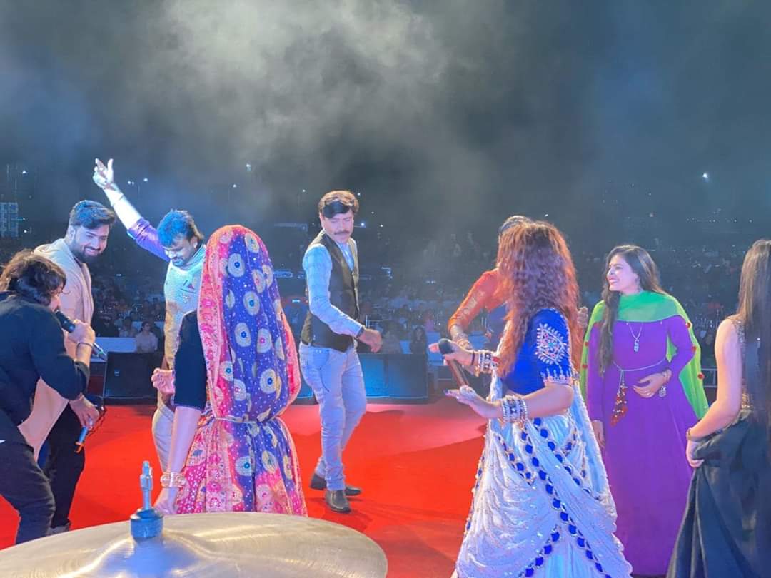 IDivyaChaudhary's tweet photo. Last night Live Program Diu Fastival Celebrate 2019 organized by Banshidhar Studio . Singer :- #DivyaChaudhary #GitabenRabari ..
#DivyaChaudharyofficial #DivyaChaudhary #DivyaLive #DiuFastival #LiveMusic https://t.co/VL4tyo8Xz0