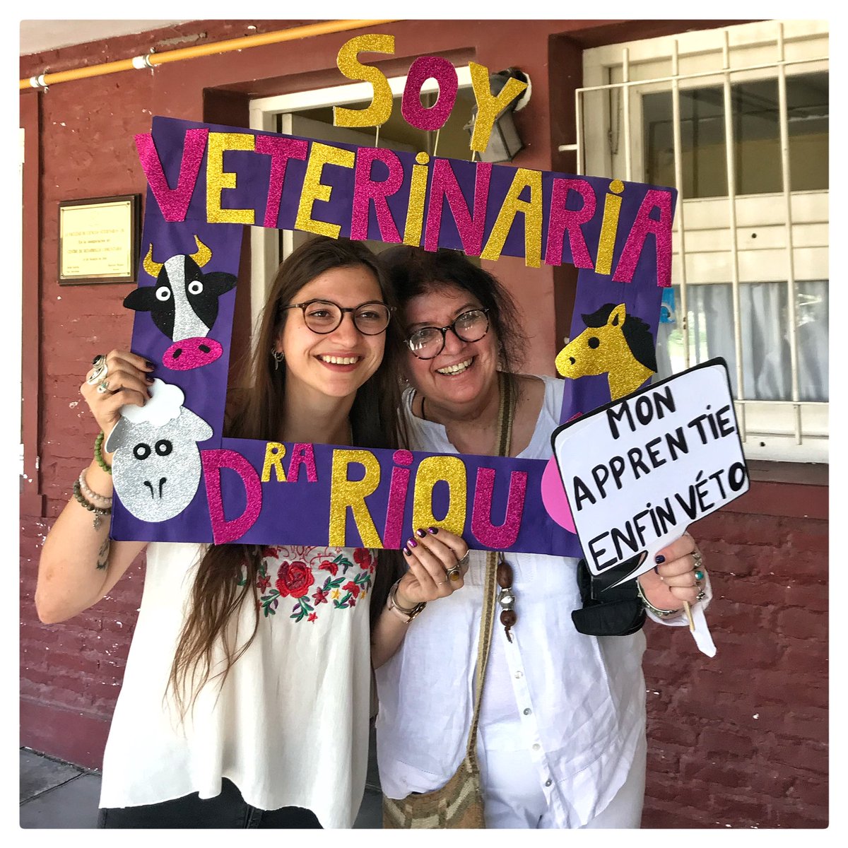 Boocancom's tweet photo. Mon apprentie « enfin » véto 😉🥰#BuenosAires #ubaveterinaria #veterinaria #recibida https://t.co/quoRXCB2sR