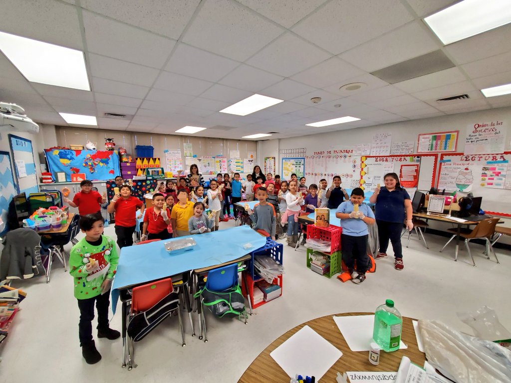 Jaleydapz's tweet photo. "Too Many Tamales" by Gary Soto ¡Qué montón de tamales! We made tamales today! Thank you Mrs. Navarro for all of your help and for being a great partner! I also want to thank Ms. Treviño for this idea! @crenshawcomets #secondgrade @ChannelviewISD #secondgradedual #dualclassroom https://t.co/p1wbHPShe6