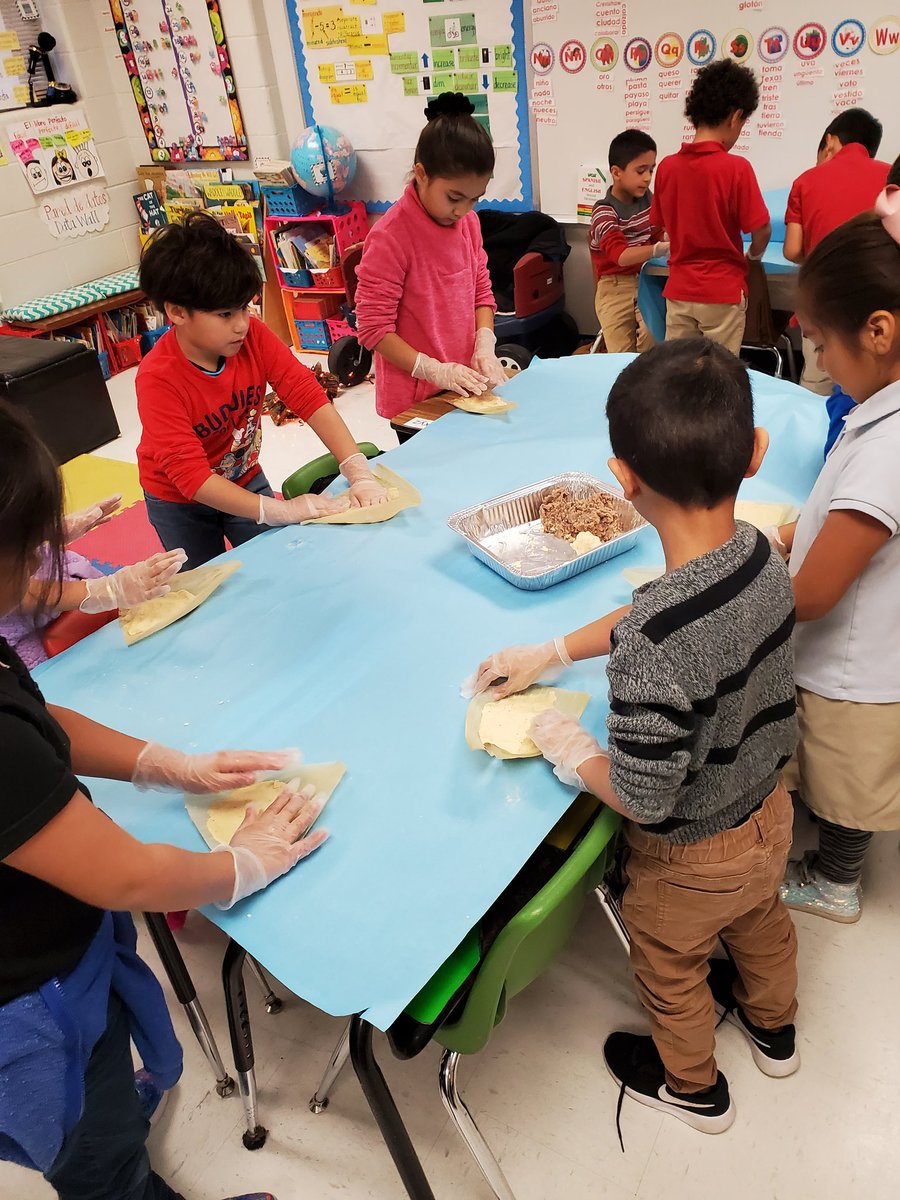 Jaleydapz's tweet photo. "Too Many Tamales" by Gary Soto ¡Qué montón de tamales! We made tamales today! Thank you Mrs. Navarro for all of your help and for being a great partner! I also want to thank Ms. Treviño for this idea! @crenshawcomets #secondgrade @ChannelviewISD #secondgradedual #dualclassroom https://t.co/p1wbHPShe6
