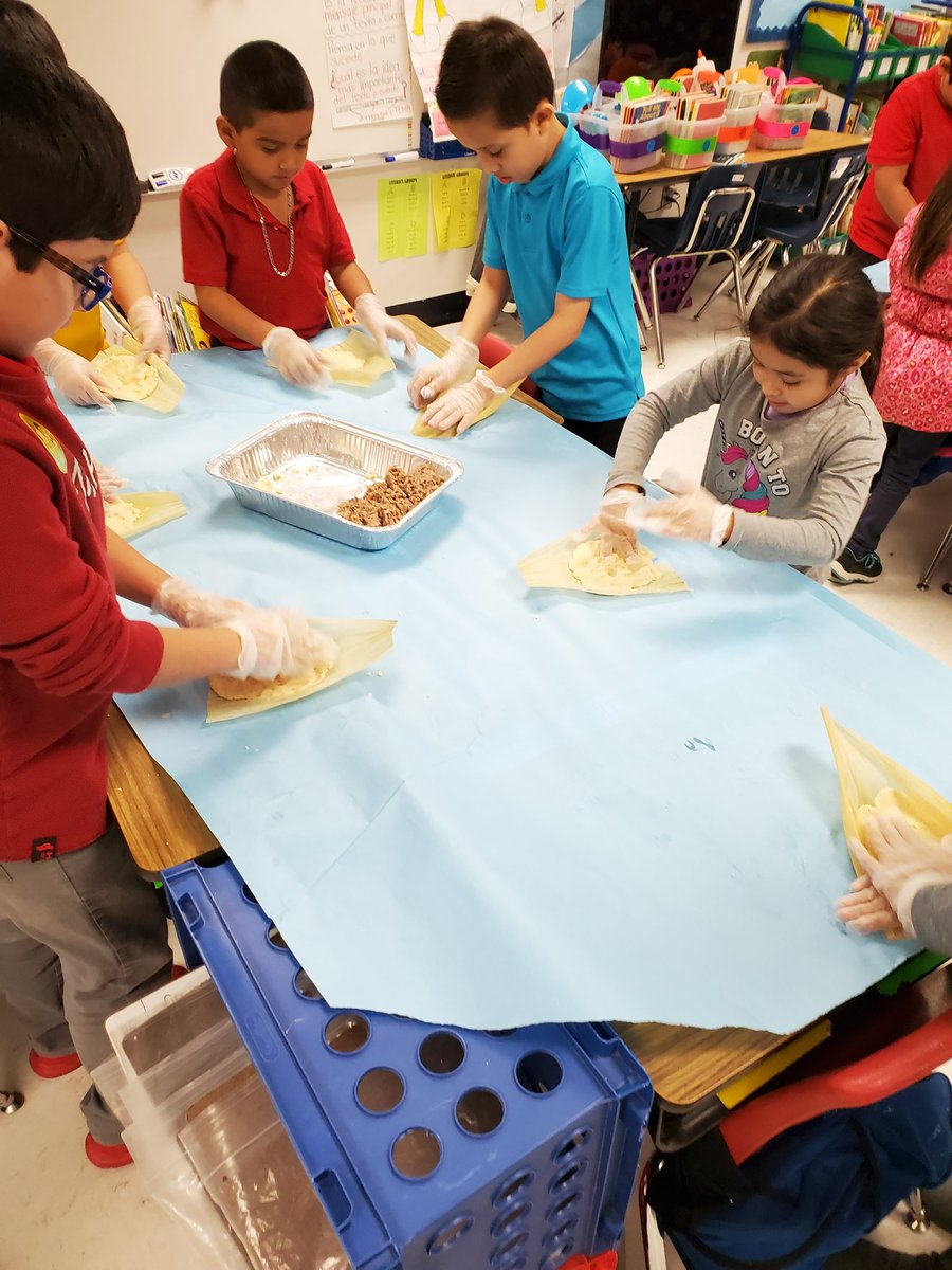 Jaleydapz's tweet photo. "Too Many Tamales" by Gary Soto ¡Qué montón de tamales! We made tamales today! Thank you Mrs. Navarro for all of your help and for being a great partner! I also want to thank Ms. Treviño for this idea! @crenshawcomets #secondgrade @ChannelviewISD #secondgradedual #dualclassroom https://t.co/p1wbHPShe6