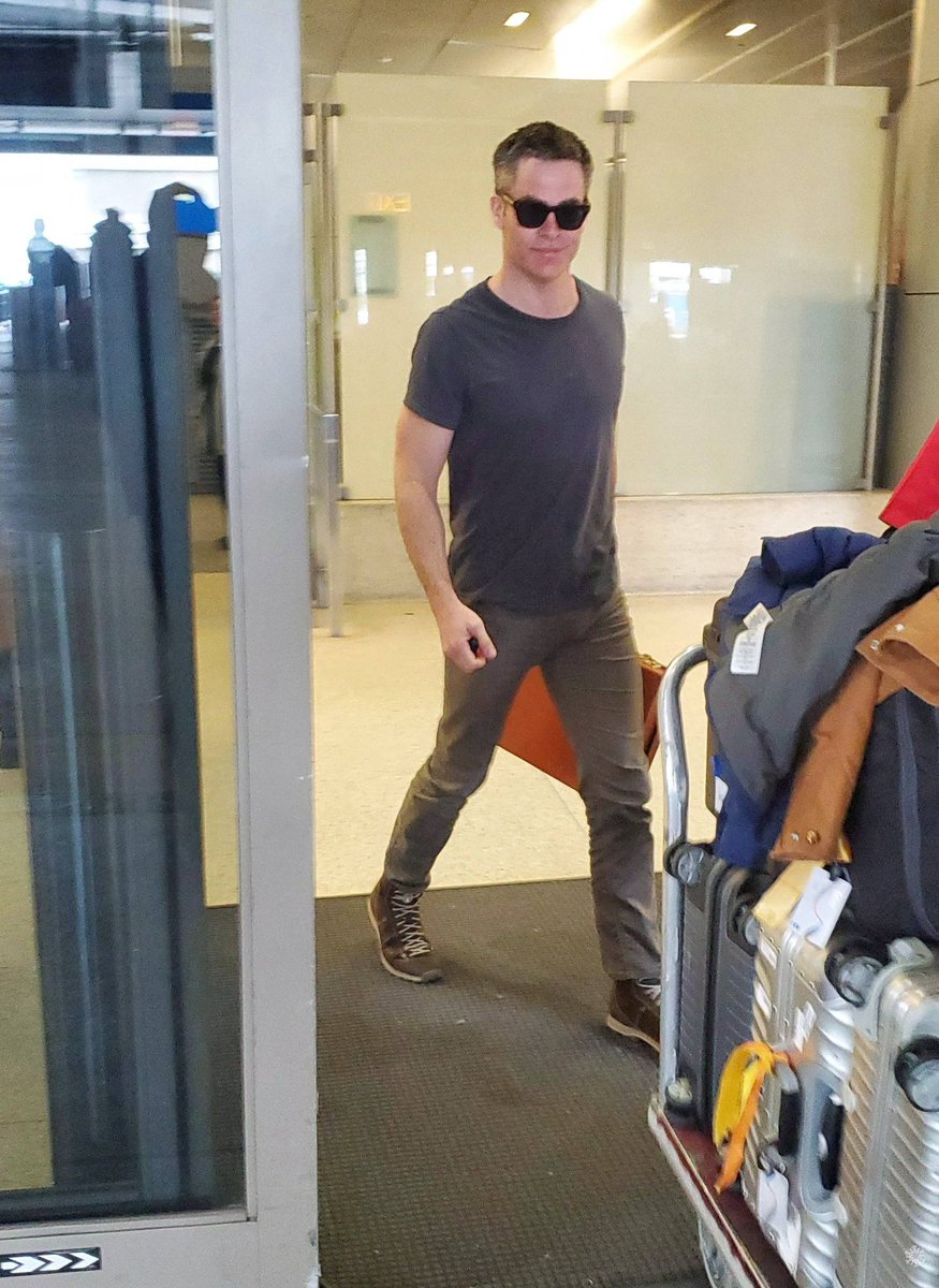 chrispine_love's tweet photo. 루마니아에서 la로 돌아왔을때 짤 떴네
#chrispine https://t.co/gD87cXuRpo