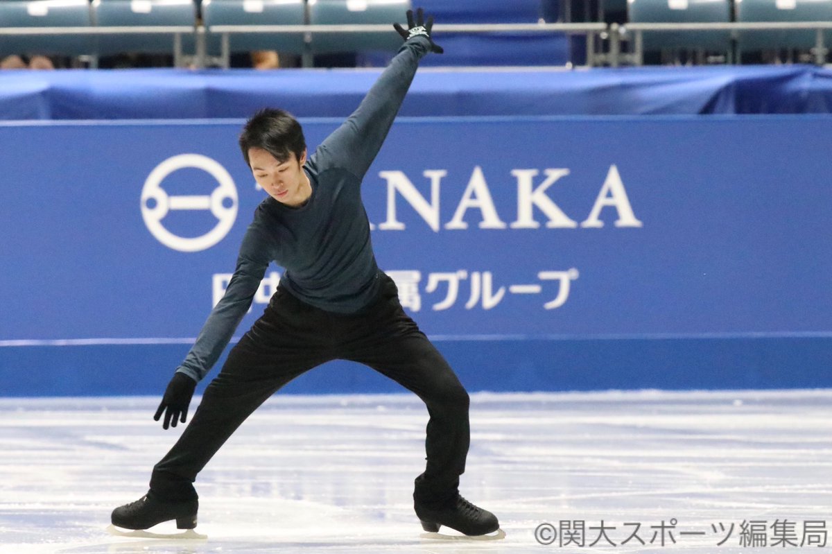 関大スポーツ編集局 アイススケート 第回全日本フィギュアスケート選手権大会 ２日目 於 代々木国立競技場 第一体育館 男子公式練習 第５グループの公式練習に須本光希 政策１ が参加しました 曲かけではステップシークエンスを中心に確認し 軽