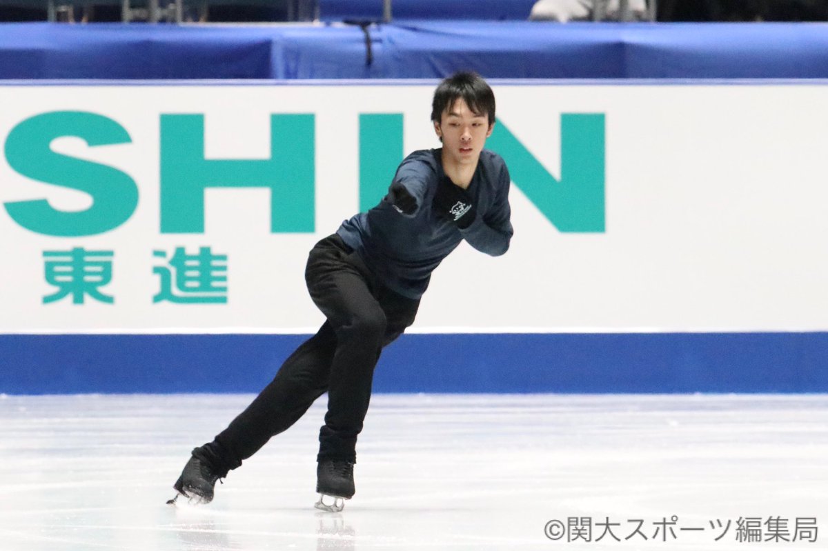 関大スポーツ編集局 アイススケート 第回全日本フィギュアスケート選手権大会 ２日目 於 代々木国立競技場 第一体育館 男子公式練習 第５グループの公式練習に須本光希 政策１ が参加しました 曲かけではステップシークエンスを中心に確認し 軽