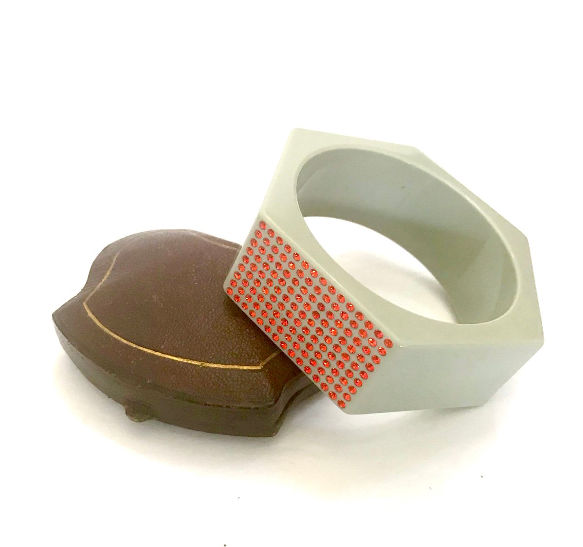 VintageImagine's tweet photo. Just listed Modernist Lucite & Rhinestone Bangle #softgrey #orangecrystals #brilliantSwarovskicrystals #sleekdesignlines #hexagon #geometric #statementbangle https://t.co/Uc8e3AC0MJ On Sale Now please
follow for shop updates ~ Thanks https://t.co/VlPddPIzPt