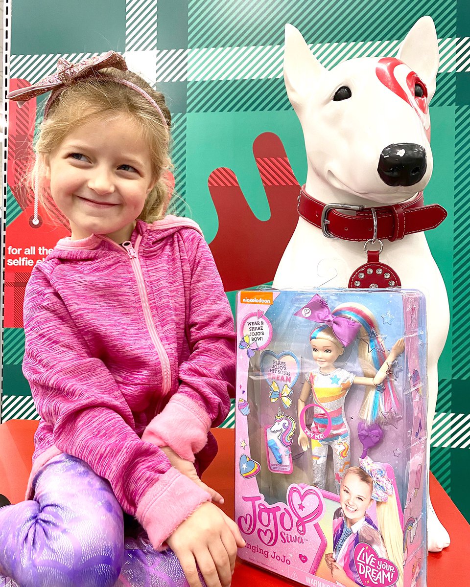 HIPKIDCEO's tweet photo. #ad Let’s minute Holiday shopping,- yes, there’s still time. Big bows &amp; music - she’s in. Available at @target now! 
.
.
.
.
.
.
#JustPlayProducts #JustPlayToys #JustPlayAllDay #JoJoSiwa #Target #SocialSpotters #holidaymusthaves #giftsforgirls #christmasgiftsideas https://t.co/dchYcLlDfA