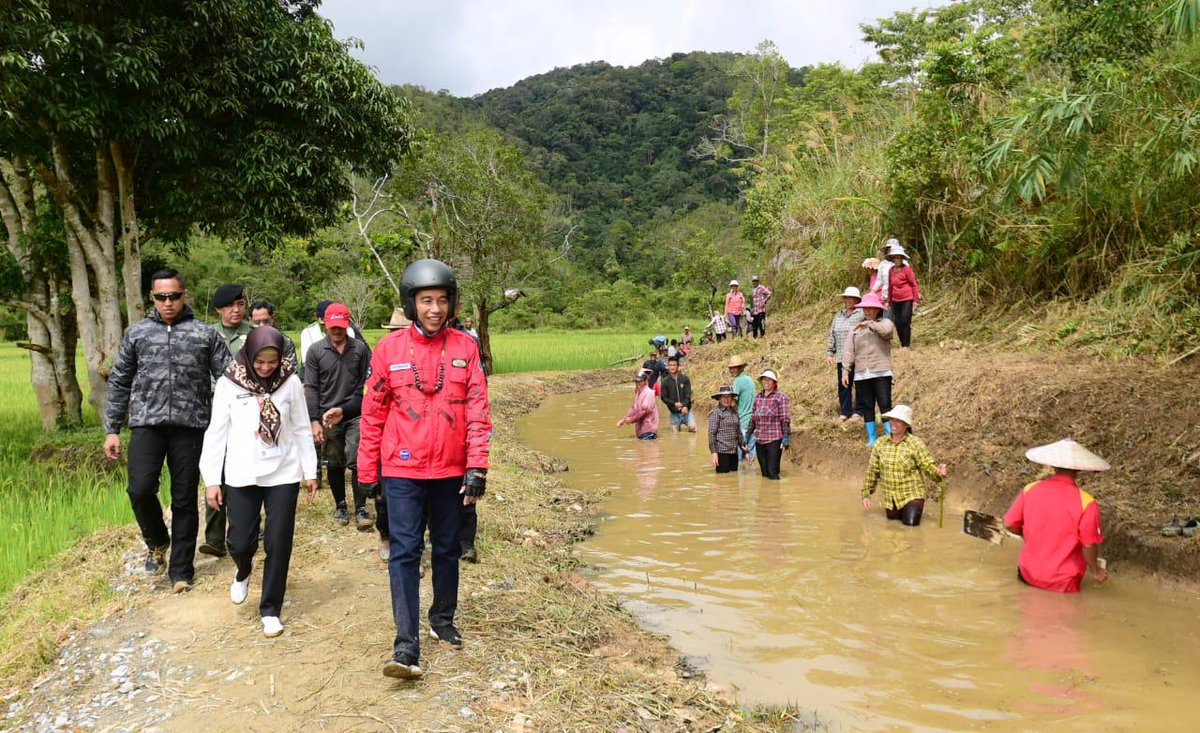 jokowi's tweet photo. Selamat pagi. Ini proyek pembangunan dam pengendali dan saluran irigasi kecil di pelosok Nunukan, Kalimantan Utara, di sisi jalan perbatasan yang kemarin saya kunjungi. 

Sebuah proyek padat karya tunai yang dikerjakan 42 warga Desa Pa Api, Kecamatan Krayan. https://t.co/9pafVQW3fH