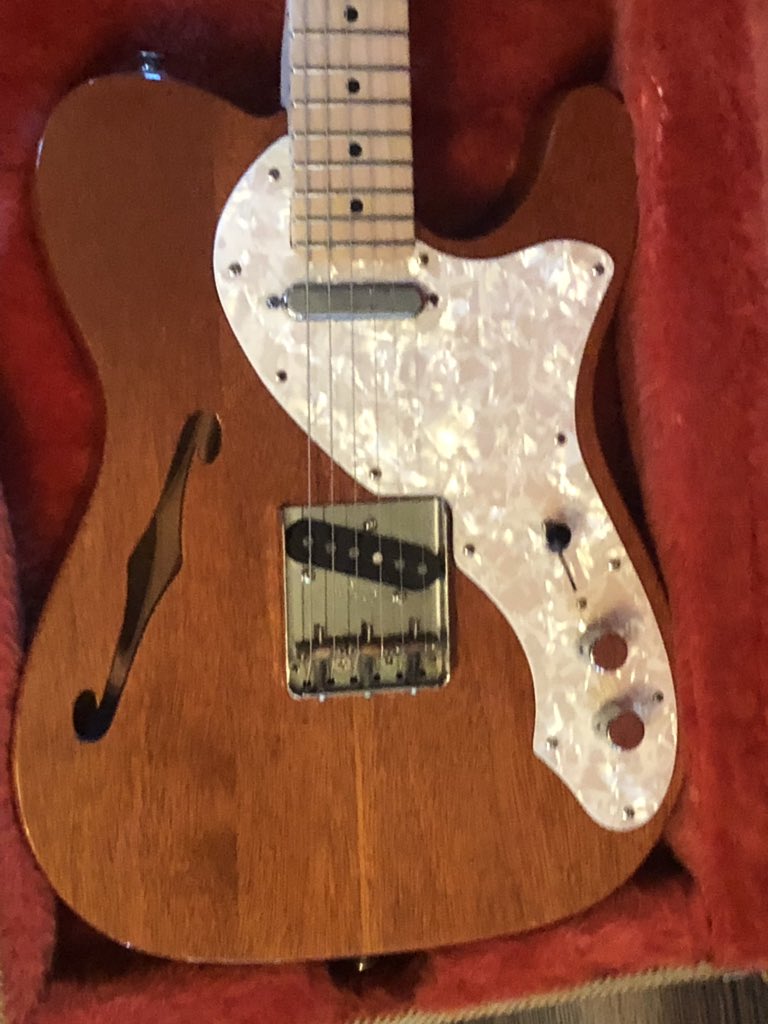 Jack61229931's tweet photo. Just scored this American @Fender telecaster #fender #telecaster #fendertelecaster #fendertelecasterthinline #guitarporn #gearjunkie #musicalgear #rigrundown #guitarparadise https://t.co/G8QooFeQUT
