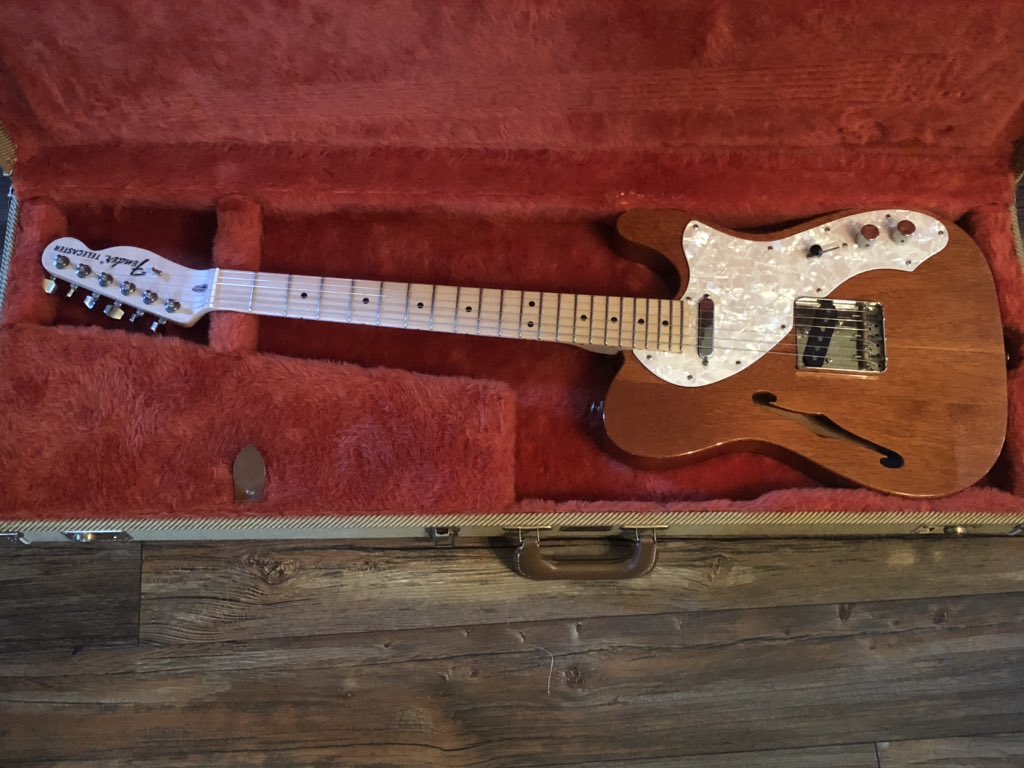 Jack61229931's tweet photo. Just scored this American @Fender telecaster #fender #telecaster #fendertelecaster #fendertelecasterthinline #guitarporn #gearjunkie #musicalgear #rigrundown #guitarparadise https://t.co/G8QooFeQUT