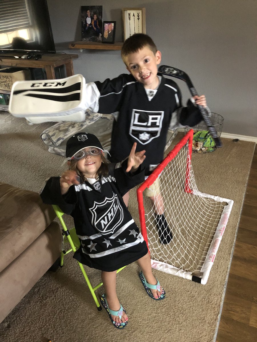 UCEUSA's tweet photo. @LAKings @BaileyLAKings @LAKingsIceCrew GO KINGS GO from Texas!!!!!! https://t.co/f15wesVtiF