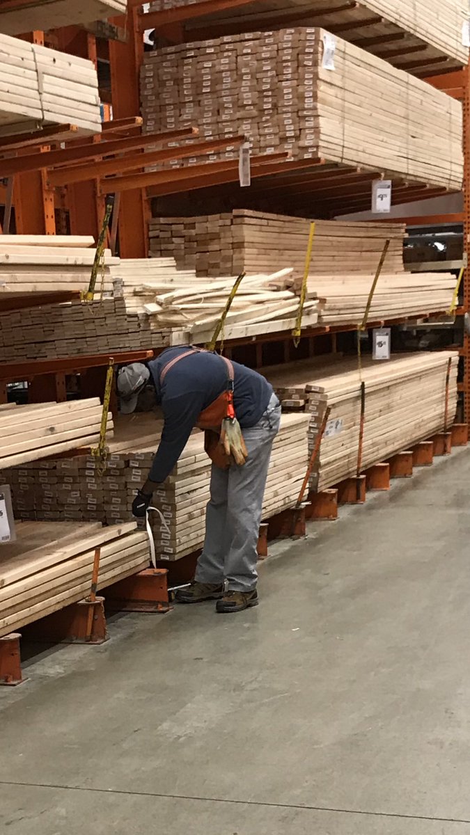 jimv70789506's tweet photo. Gardner removing the strapping from lumber https://t.co/IvBIQKEyh3