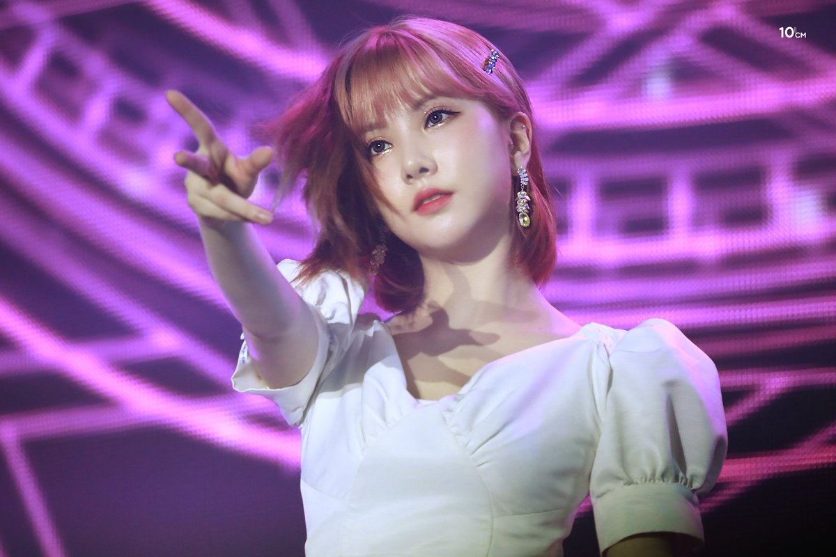 KSJJEB's tweet photo. 191124 펩시콘서트 🐰
#여자친구 #은하
#GFRIEND #EUNHA https://t.co/SCugKoidW3