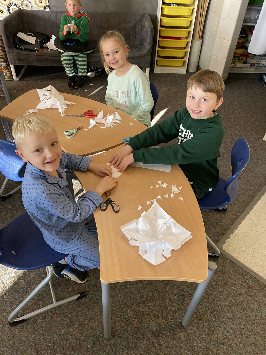 ksjogie's tweet photo. Loved making snowflakes with our first grade @moore2luvnfirst LiM buddies!!  #wmlearn https://t.co/51I6j37oku