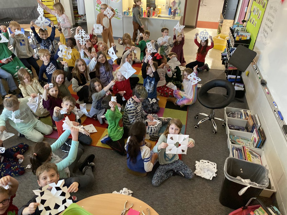 ksjogie's tweet photo. Loved making snowflakes with our first grade @moore2luvnfirst LiM buddies!!  #wmlearn https://t.co/51I6j37oku
