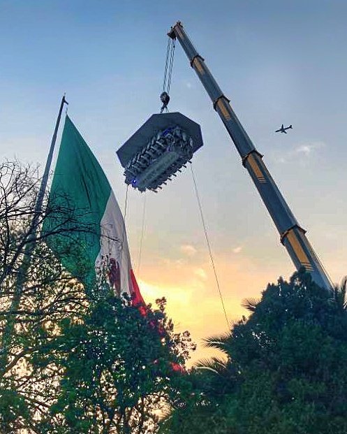 GastronautaDF's tweet image. Sucediendo en este preciso momento!

Estoy a 45 metros de altura, 😱
trepado en esta plataforma, y mientras cenamos vemos como la ciudad se transforma de día a noche. Esto se llama @DITSMEXICO y estamos en campo Marte.