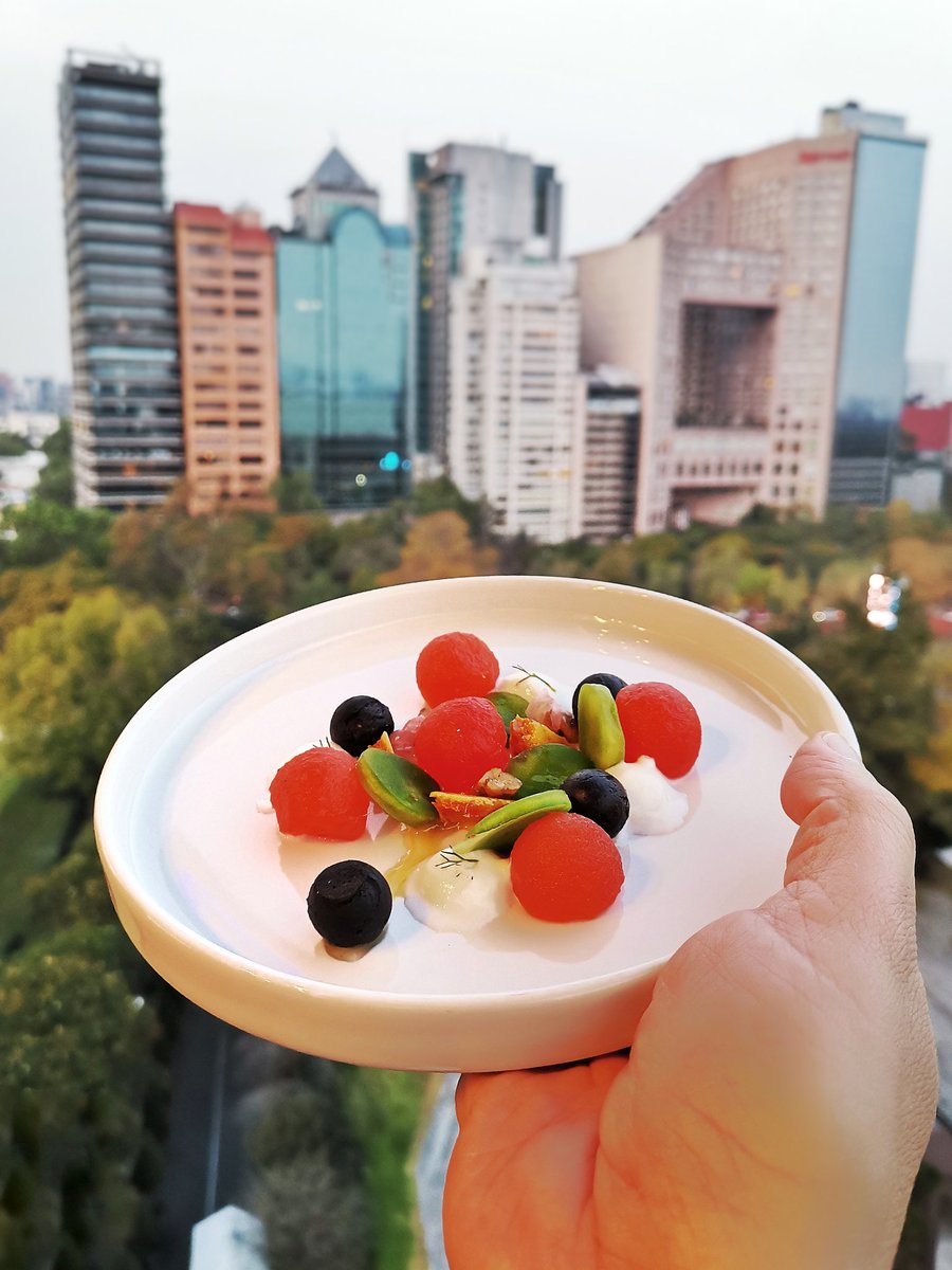 GastronautaDF's tweet image. Sucediendo en este preciso momento!

Estoy a 45 metros de altura, 😱
trepado en esta plataforma, y mientras cenamos vemos como la ciudad se transforma de día a noche. Esto se llama @DITSMEXICO y estamos en campo Marte.