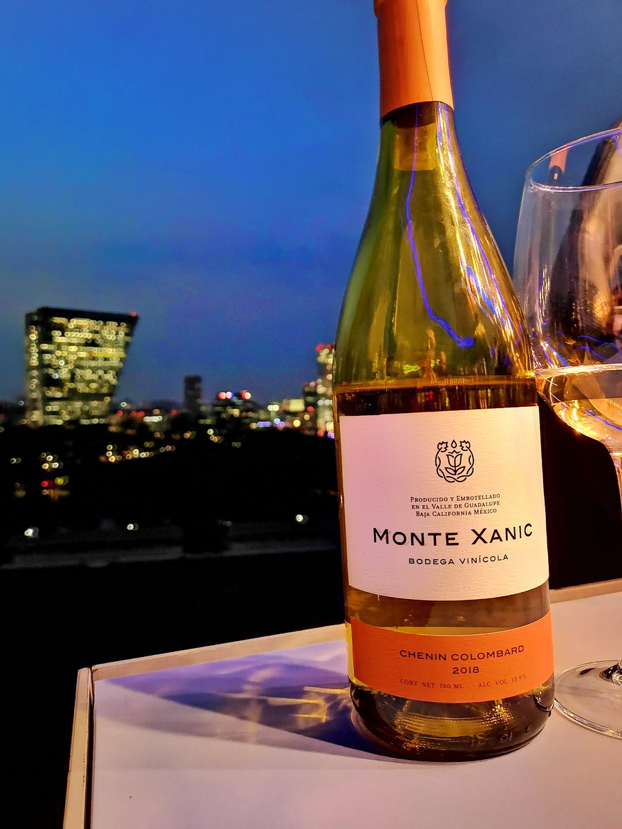 GastronautaDF's tweet image. Sucediendo en este preciso momento!

Estoy a 45 metros de altura, 😱
trepado en esta plataforma, y mientras cenamos vemos como la ciudad se transforma de día a noche. Esto se llama @DITSMEXICO y estamos en campo Marte.