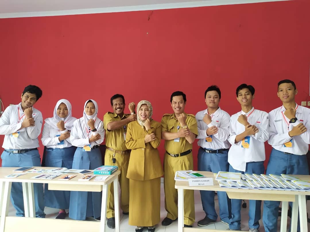 SmkSewon's tweet photo. Launching program SMK Rujukan @SmkSewon
bersama Ibu Dra. Isti Triasih (Kabid Dikmen) mewakili Pejabat KaDinas Dikpora DIY. https://t.co/zicnPFDK49 https://t.co/9CleC4nqYW