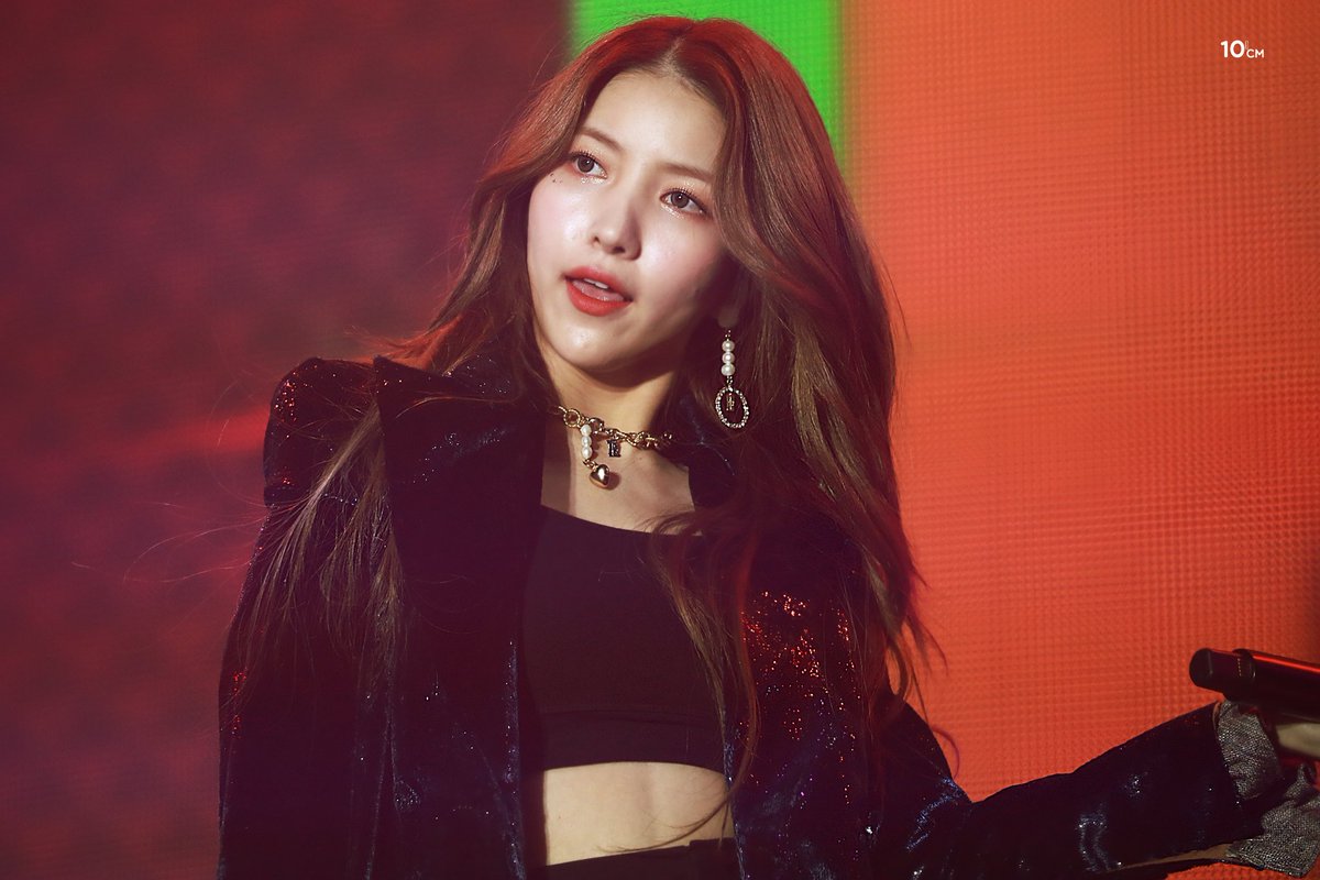 KSJJEB's tweet photo. 191124 펩시콘서트 🦊
#여자친구 #소원 
#GFRIEND #SOWON https://t.co/SbiTgblGLd