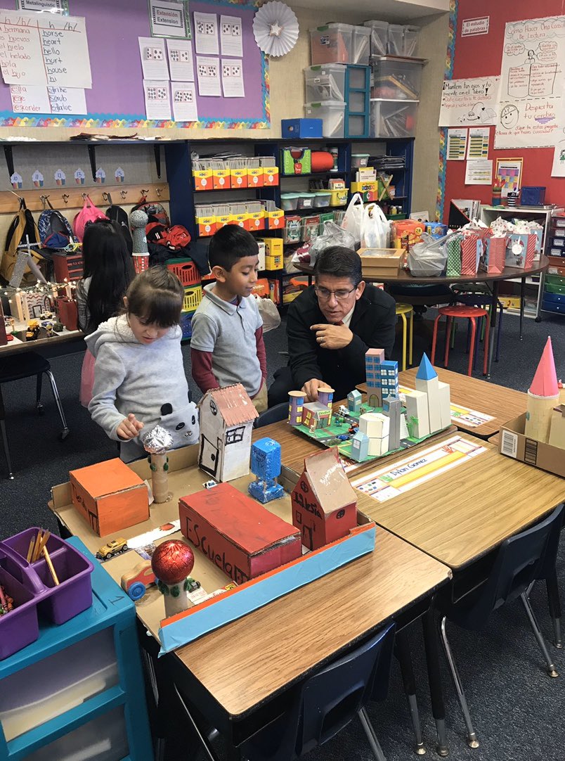 viryelizondop's tweet photo. We had an awesome visitor today at @VoigtAIA_RRISD! 1st grade Dual Language students had the opportunity to tell our superintendent @sfloresRRISD all about their amazing and creative 3D shape projects. ¡Súper orgullosa de mis vikingos!❤️ #vikingostienencorazon https://t.co/Uob5coWUSi