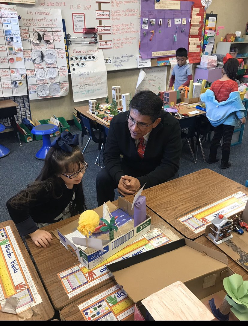 viryelizondop's tweet photo. We had an awesome visitor today at @VoigtAIA_RRISD! 1st grade Dual Language students had the opportunity to tell our superintendent @sfloresRRISD all about their amazing and creative 3D shape projects. ¡Súper orgullosa de mis vikingos!❤️ #vikingostienencorazon https://t.co/Uob5coWUSi