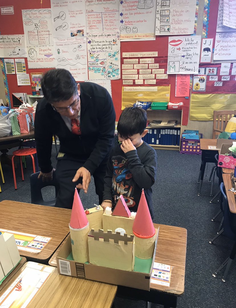 viryelizondop's tweet photo. We had an awesome visitor today at @VoigtAIA_RRISD! 1st grade Dual Language students had the opportunity to tell our superintendent @sfloresRRISD all about their amazing and creative 3D shape projects. ¡Súper orgullosa de mis vikingos!❤️ #vikingostienencorazon https://t.co/Uob5coWUSi