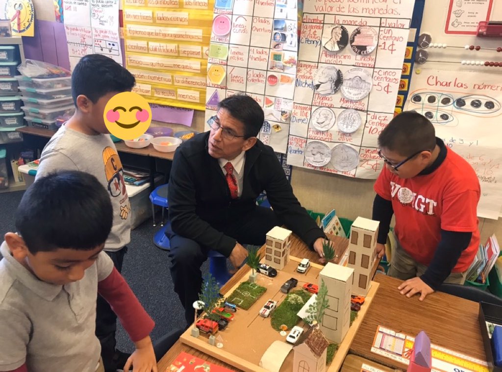 viryelizondop's tweet photo. We had an awesome visitor today at @VoigtAIA_RRISD! 1st grade Dual Language students had the opportunity to tell our superintendent @sfloresRRISD all about their amazing and creative 3D shape projects. ¡Súper orgullosa de mis vikingos!❤️ #vikingostienencorazon https://t.co/Uob5coWUSi