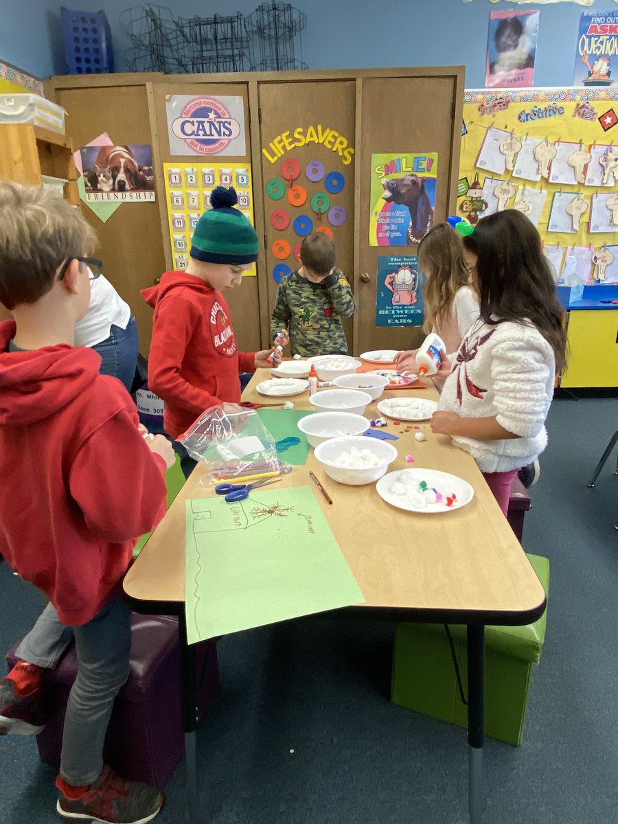 veronica_vw's tweet photo. We had a great time at our Winter Holiday Party #MannSchool #OakPark97 #WeAreD97 https://t.co/JcPNxH0giz